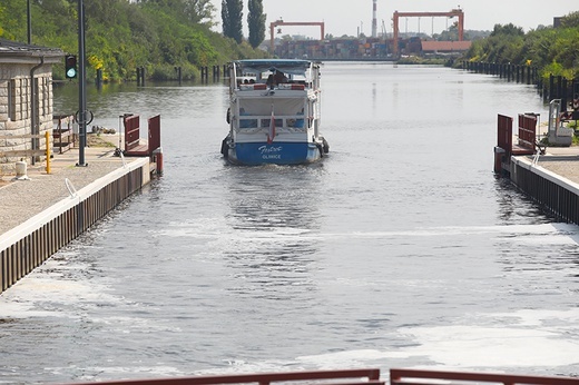 Na potężnej śluzie Łabędy „Foxtrot” w błyskawicznym tempie unosi się 4 m w górę. To naprawdę robi wrażenie.