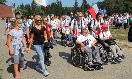 Pątników z radziechowskiego stowarzyszenia "Dzieci serc" nie mogło zabraknąć na trasie pielgrzymki!