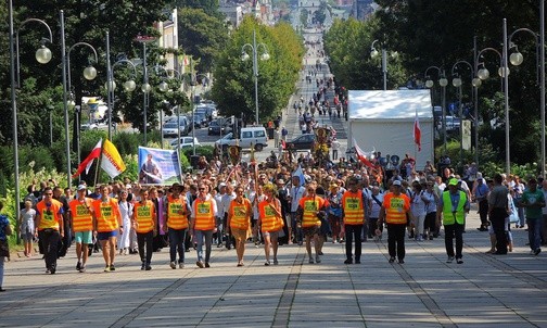 407. Piesza Pielgrzymka Żywiecka wchodzi na wały jasnogórskie