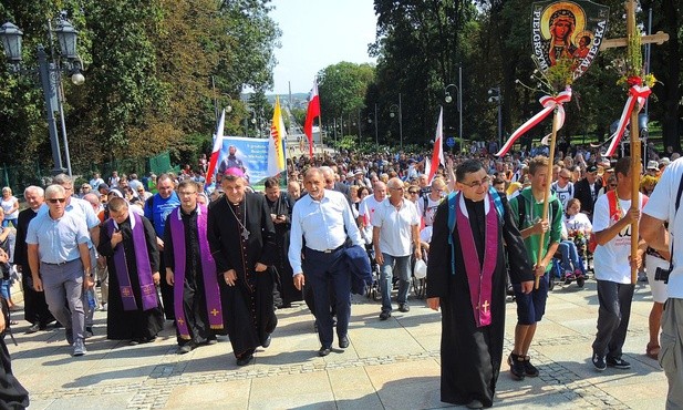 Duszpasterze z bp. Romanem Pindlem wprowadzili pielgrzymów do sanktuarium Matki Bożej na Jasnej Górze