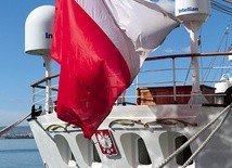 Dar Młodzieży płynie dookoła świata pod polską banderą