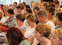 Nauczyciele religii podczas odprawy w auli seminarium