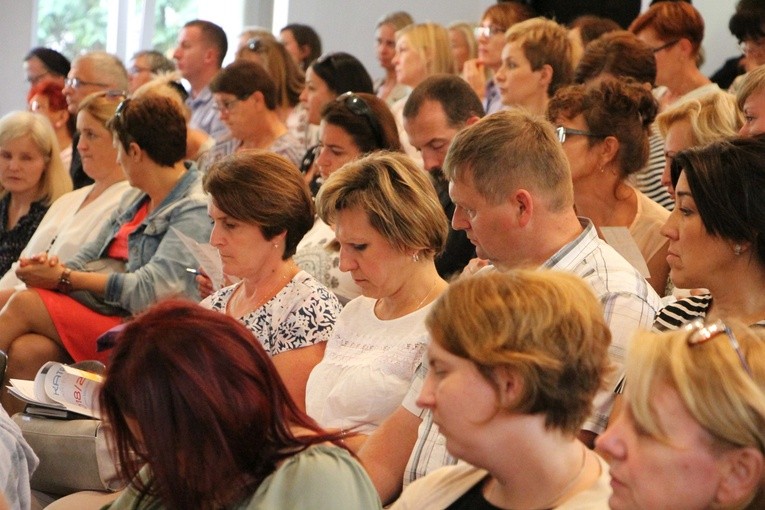 Nauczyciele religii podczas odprawy w auli seminarium