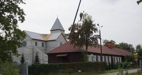 Wznoszona świątynia w Twierdzy góruje już nad tymczasową kaplicą