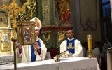 Biskup Ignacy wręczył o. Samuelowi pamiątkowy obraz Matki Bożej Świdnickiej.
