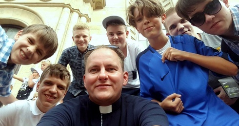 Selfie ministrantów na pielgrzymce do katedry