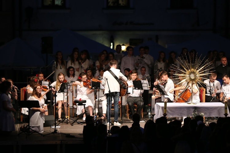 Koncert Uwielebienia