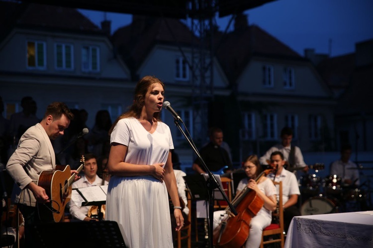 Koncert Uwielebienia