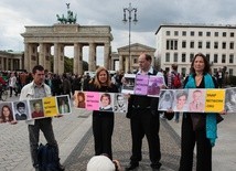 Berlin, protest przeciwko molestowaniu dzieci przez księży
