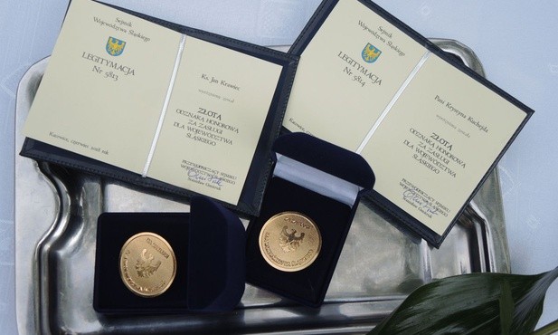 Ks Jan Krawiec i Krystyna Kuchejda zostali wyróżnieni złotą odznaką honorową za zaslugi dla województwa śląskiego