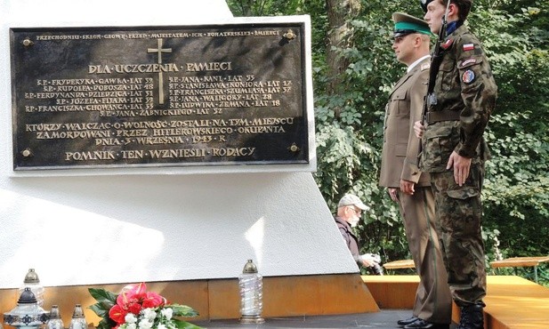 Przy odniowonym pomniku pomordowanych partyzantów spotkali się mieszkańcy Żabnicy i całej gmny Węgierska Górka