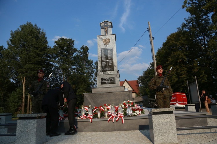 Pomnik w Ćwikowie jak nowy