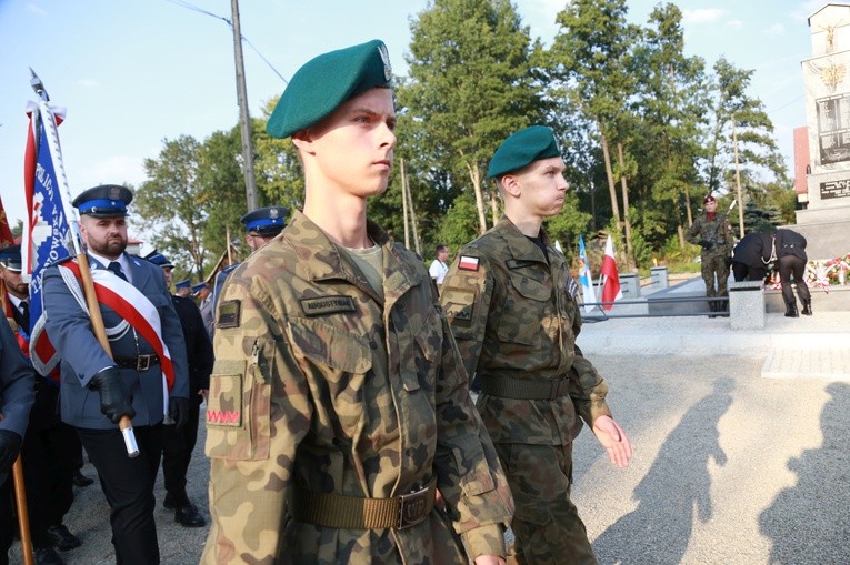 Pomnik w Ćwikowie jak nowy