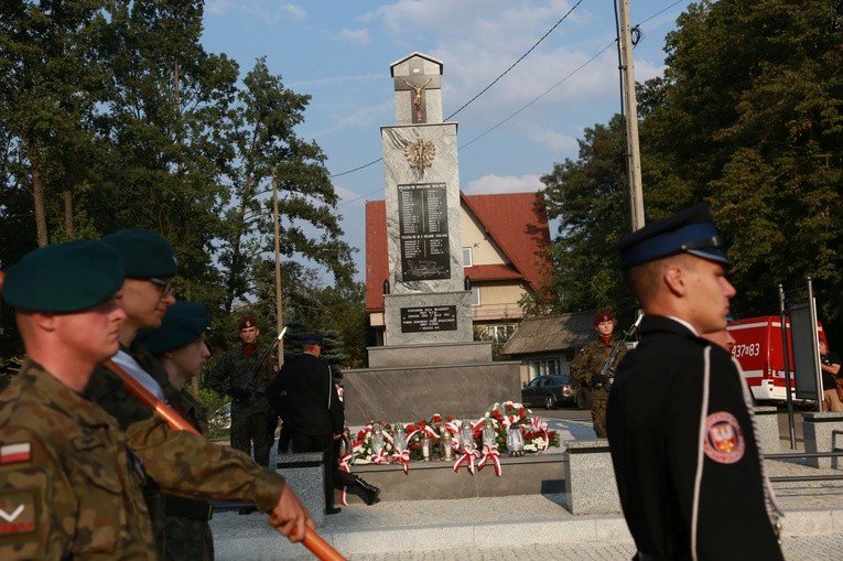 Pomnik w Ćwikowie jak nowy