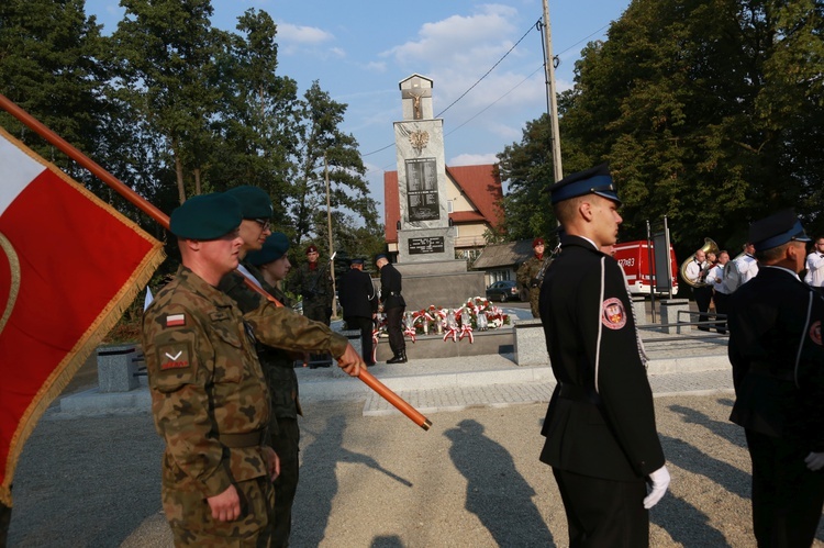 Pomnik w Ćwikowie jak nowy