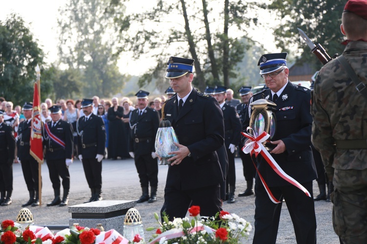 Pomnik w Ćwikowie jak nowy