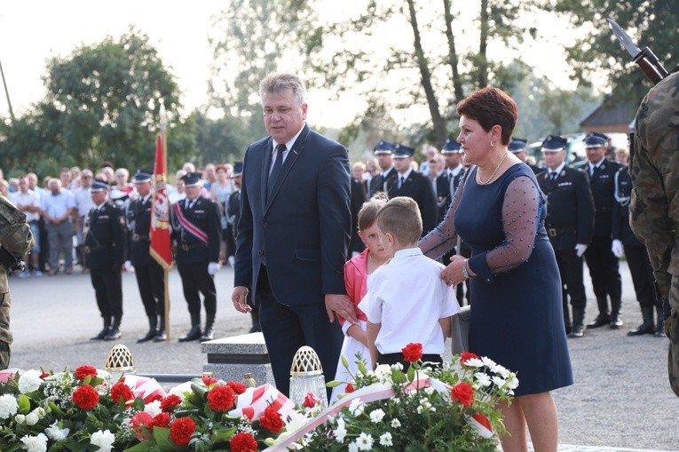 Pomnik w Ćwikowie jak nowy