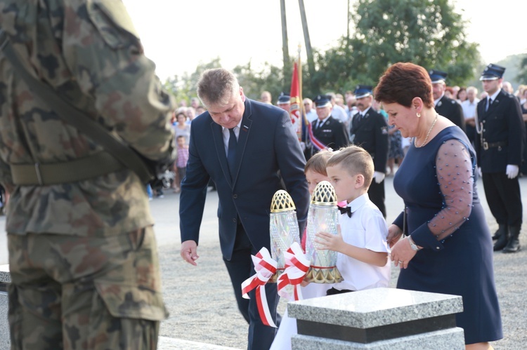 Pomnik w Ćwikowie jak nowy