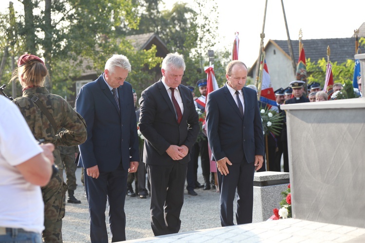 Pomnik w Ćwikowie jak nowy