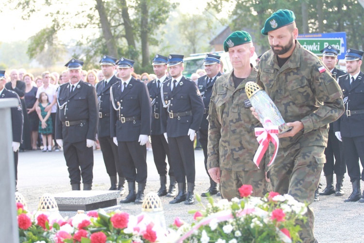 Pomnik w Ćwikowie jak nowy