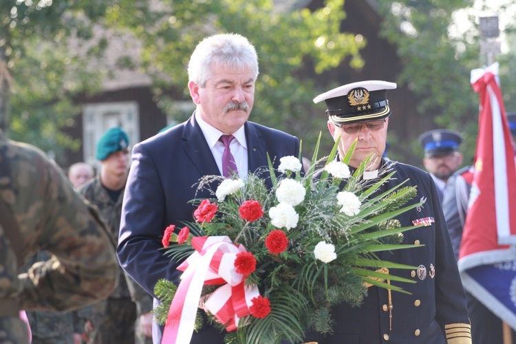 Pomnik w Ćwikowie jak nowy