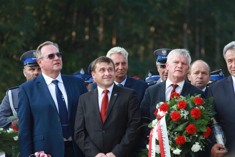 Pomnik w Ćwikowie jak nowy