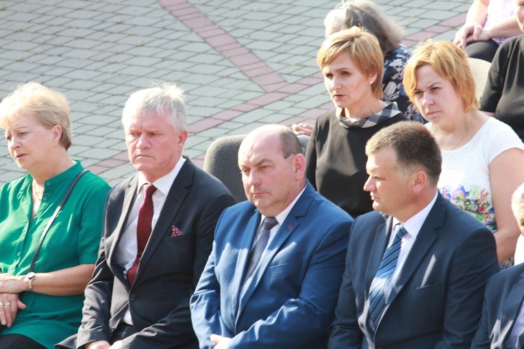 Pomnik w Ćwikowie jak nowy