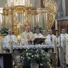 Mszę św. z biskupem koncelebrowali księża z kurii odpowiedzialni w diecezji za katechezę.
