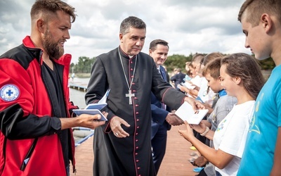 Bp Wojciech Osial gratulował młodzieży, która szkoli się w Wodnym Ochotniczym Pogotowiu Ratunkowym