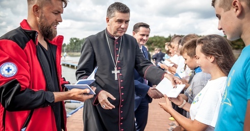 Bp Wojciech Osial gratulował młodzieży, która szkoli się w Wodnym Ochotniczym Pogotowiu Ratunkowym