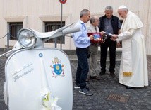 Papież otrzymał w prezencie biały skuter Vespa