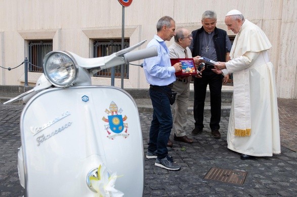 Papież otrzymał w prezencie biały skuter Vespa