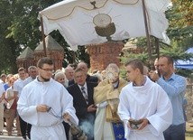 Procesja eucharystyczna wokół kościoła w Mnichu