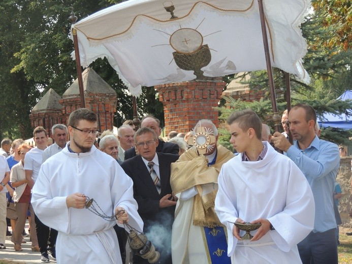 Procesja eucharystyczna wokół kościoła w Mnichu