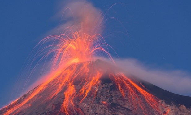 26 erupcji Wulkanu Ognia tylko w niedzielę