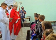Bp Piotr Greger pobłogosławił pierwszoklasistów i przyniesione przez nich tornistry