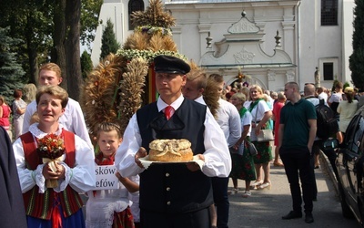 Dożynkowy korowód wyruszył z kościoła, a na jego czele starostowie dożynek Iwona Kowalczyk i Janusz Paluch