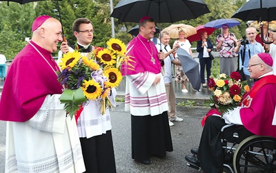 Powitanie biskupów (od lewej): bp Piotr Greger, bp Roman Pindel i bp Franciszek Lobkowicz.