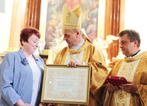 Laureatka odebrała odznaczenie i papieski dyplom.