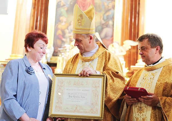 Laureatka odebrała odznaczenie i papieski dyplom.