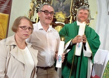 ▲	Urszula i Tadeusz Biedowie z ks. Adamem Woźniakiem, proboszczem parafii w Wirach.