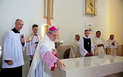 Ołtarz konsekrował biskup sandomierski.