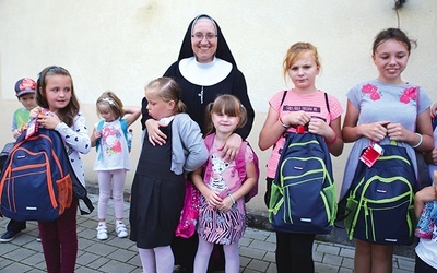 Siostra Elżbieta Kot, franciszkanka Rodziny Maryi,  cieszy się z prezentów razem z najmłodszymi.