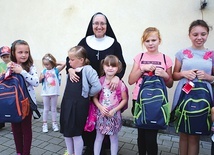 Siostra Elżbieta Kot, franciszkanka Rodziny Maryi,  cieszy się z prezentów razem z najmłodszymi.