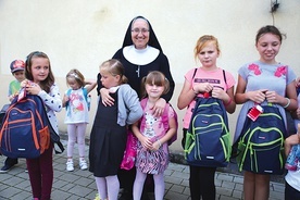 Siostra Elżbieta Kot, franciszkanka Rodziny Maryi,  cieszy się z prezentów razem z najmłodszymi.