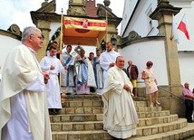 W Szczyrzycu podczas uroczystości odpustowej pod przewodnictwem kard. Stanisława Dziwisza. Z prawej opat  o. Dominik Chucher.