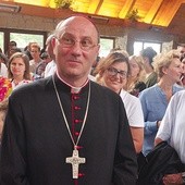 Abp Wojciech Polak wśród jamneńskich pielgrzymów.