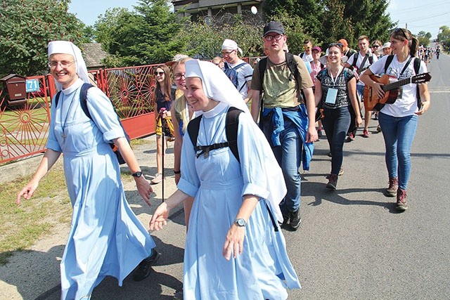 ▲	Wieś Kusięta przed Częstochową. Z młodzieżą szły także siostry, m.in. służebniczki.