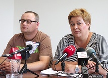 Dagmara Kornacka i Karol Majewski zachęcają, by mądrze wspierać osoby wykluczone.