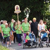 Pątnicy również pieszo wracają do swoich domów.